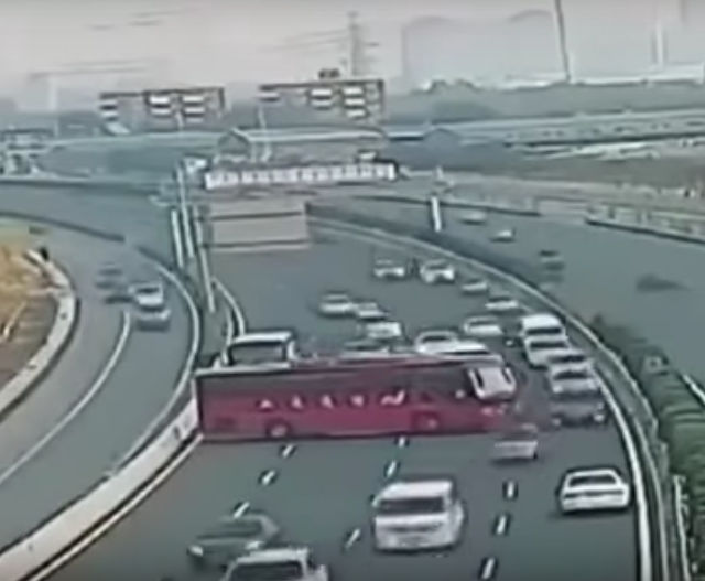 bus-u-turn-on-highway.jpg