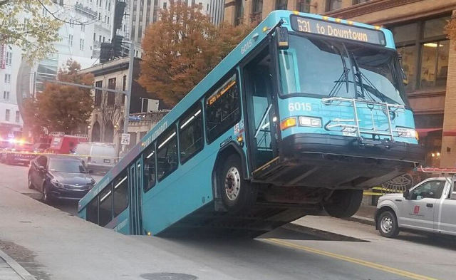 sinkhole-vs-bus.jpg