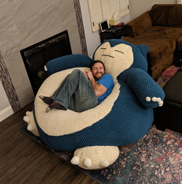 giant-hand-knit-snorlax-1.jpg
