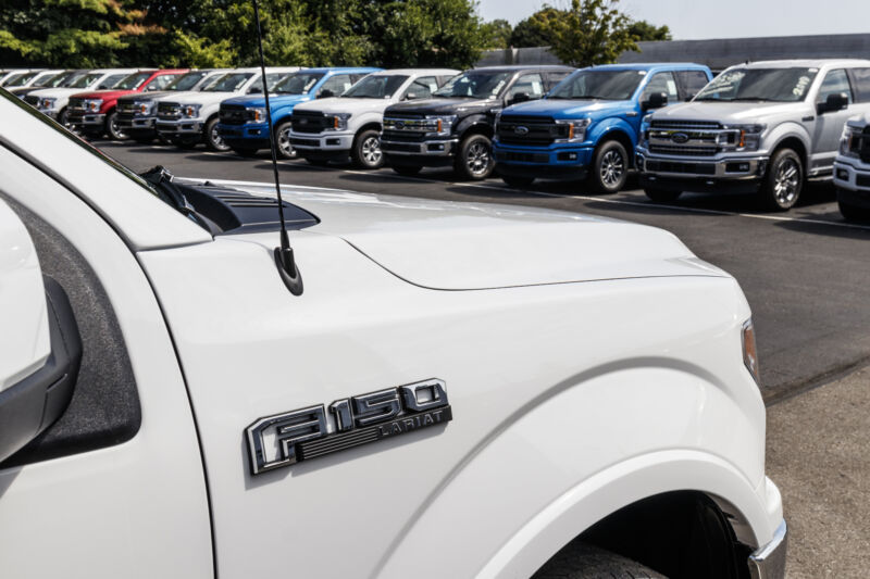 Ford aims to resume production in less than three weeks despite pandemic