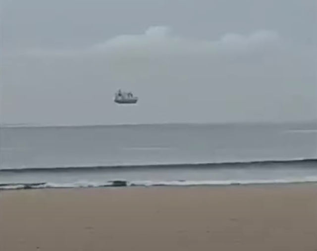 floating-ship-optical-illusion.jpg