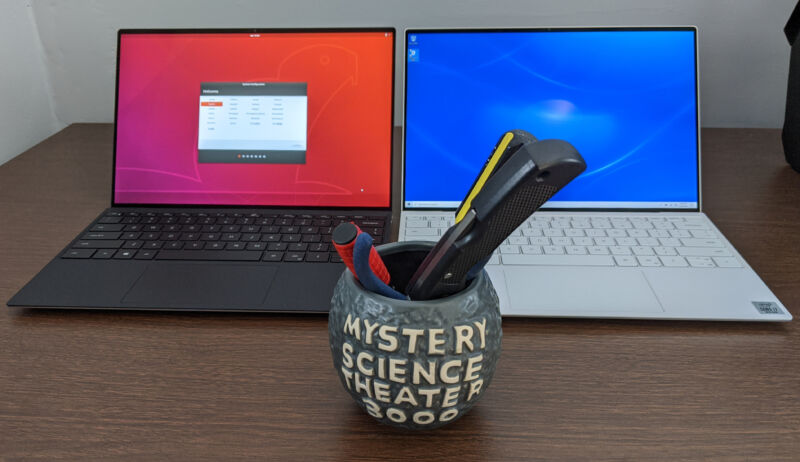 On the left, we have the XPS 13 Developer Edition running Ubuntu 18.04. On the right, a regular XPS 13 running Windows 10 Pro.