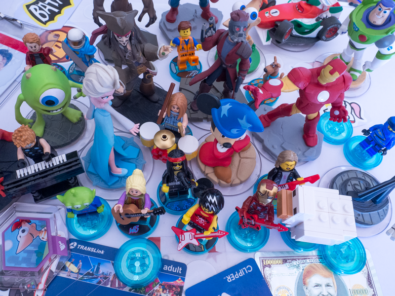 Mini figurines in the shape of various kids film charactera