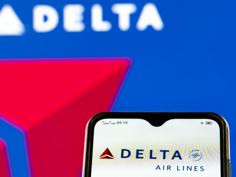 Pilot sues Delta for $1 billion, alleging it stole his messaging app