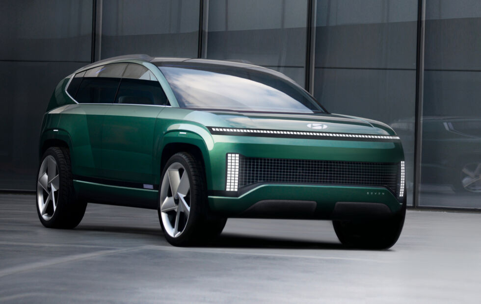 Hyundai's Ioniq Seven concept has design cues from the <a href="https://arstechnica.com/cars/2020/03/who-did-the-future-electric-sedan-best-bmw-or-hyundai/">Prophecy concept</a>, particularly in the rake of the windshield.