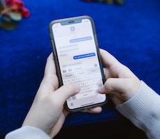 Google Exec Slams Apple iMessage Green Text For Peer Pressure, Bullying And Breaking Group Chat