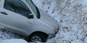 Automobile Accident Winter Snow Smooth Dig Damage