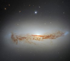 Hubble Takes Mesmerizing Photo Of A Supermassive Black Hole With Tendrils Of Dark Dust