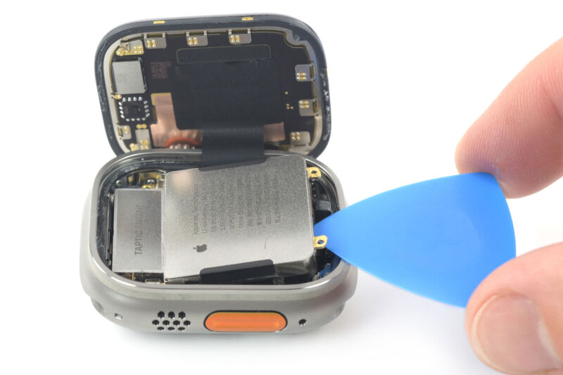 Removing Apple Watch Ultra battery with blue pick