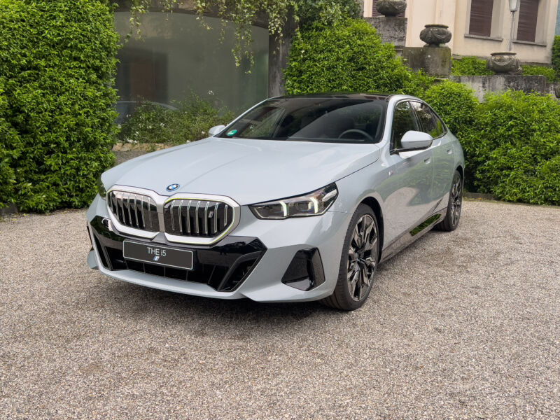 BMW i5 in grey, seen from the front 3/4s