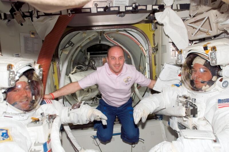 Garrett Reisman, center, has plenty of experience living without gravity.