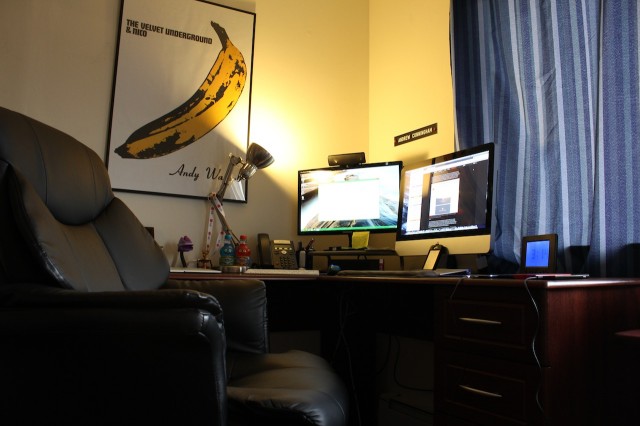 Put away your flamethrowers, Mac haters, there's a custom-built Windows PC on that desk, too.