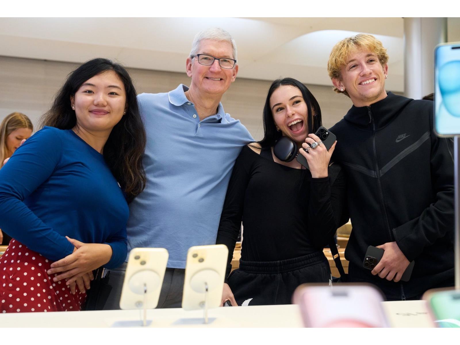 iPhone 15 Launch Buzz Is Off The Hook With Long Retail Lines For Apple’s New Bauble