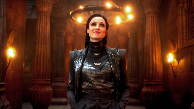 Lanfear, rocking a David Bowie pantsuit from the Age of Legends.