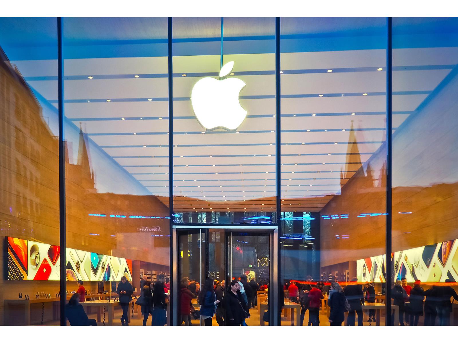 Apple Rakes In Record iPhone And Services Revenue Hand Over Fist, Investors Still Balk