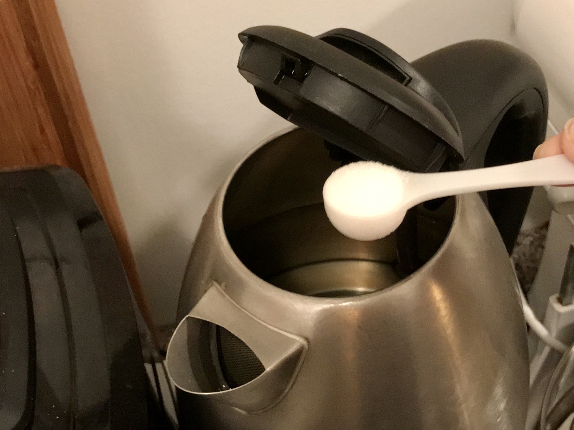 Adding a spoon of citric acid to stainless steel electric kettle
