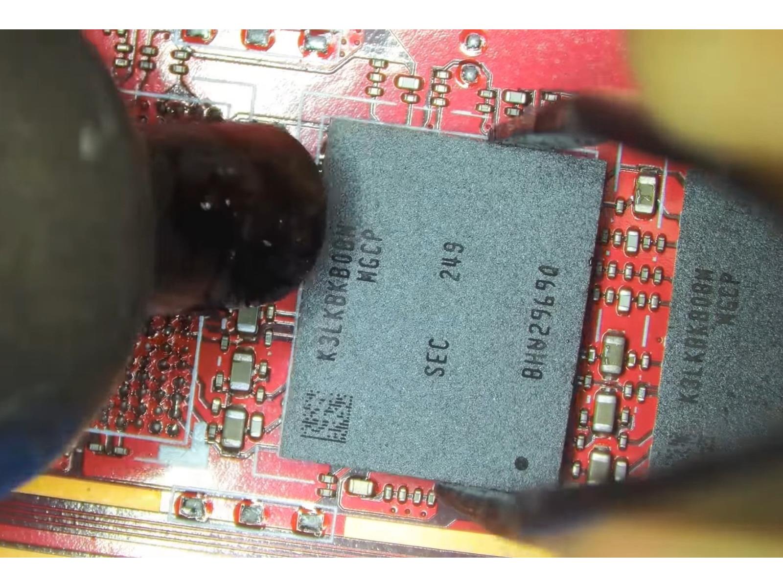 Watch An ASUS ROG Ally Get Upgraded To 32GB Of DDR5-7500 RAM With A Risky Mod