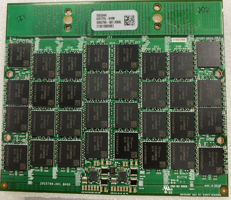 Front of a 128GB CAMM.