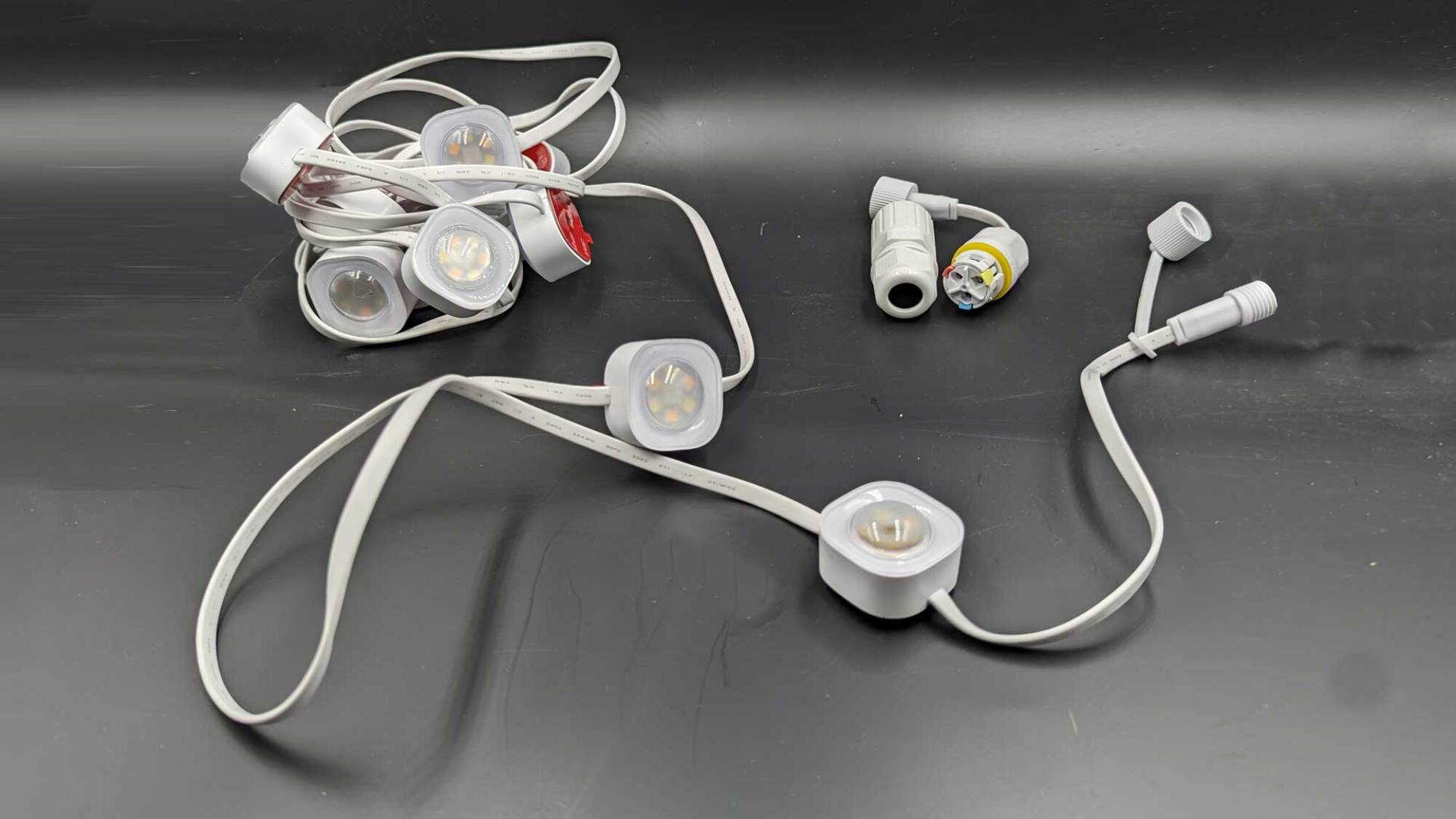 The light strings and splicing connectors included in the set
