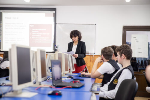 Photo of an educator teaching an Experience AI lesson.