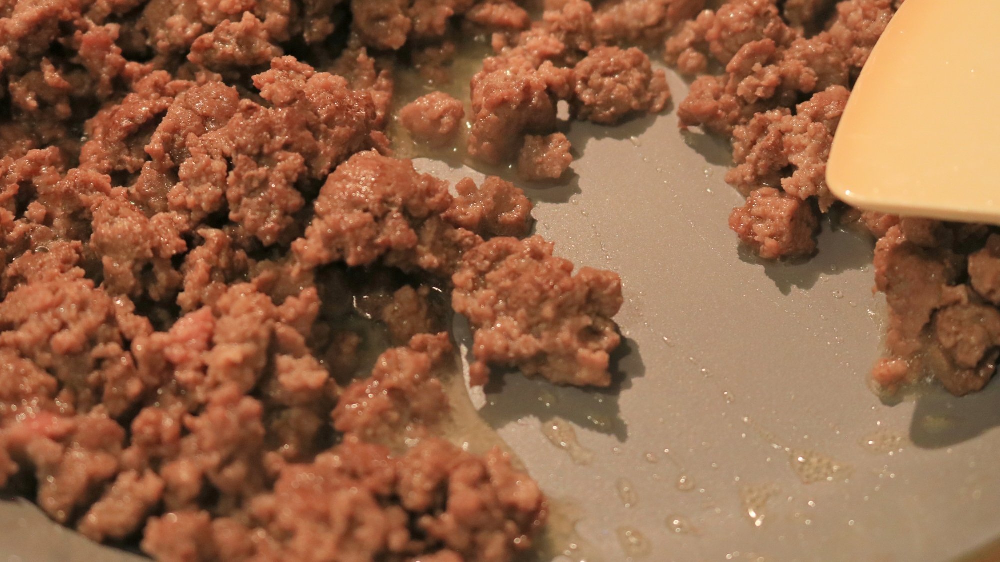 Finished ground beef in a pan.