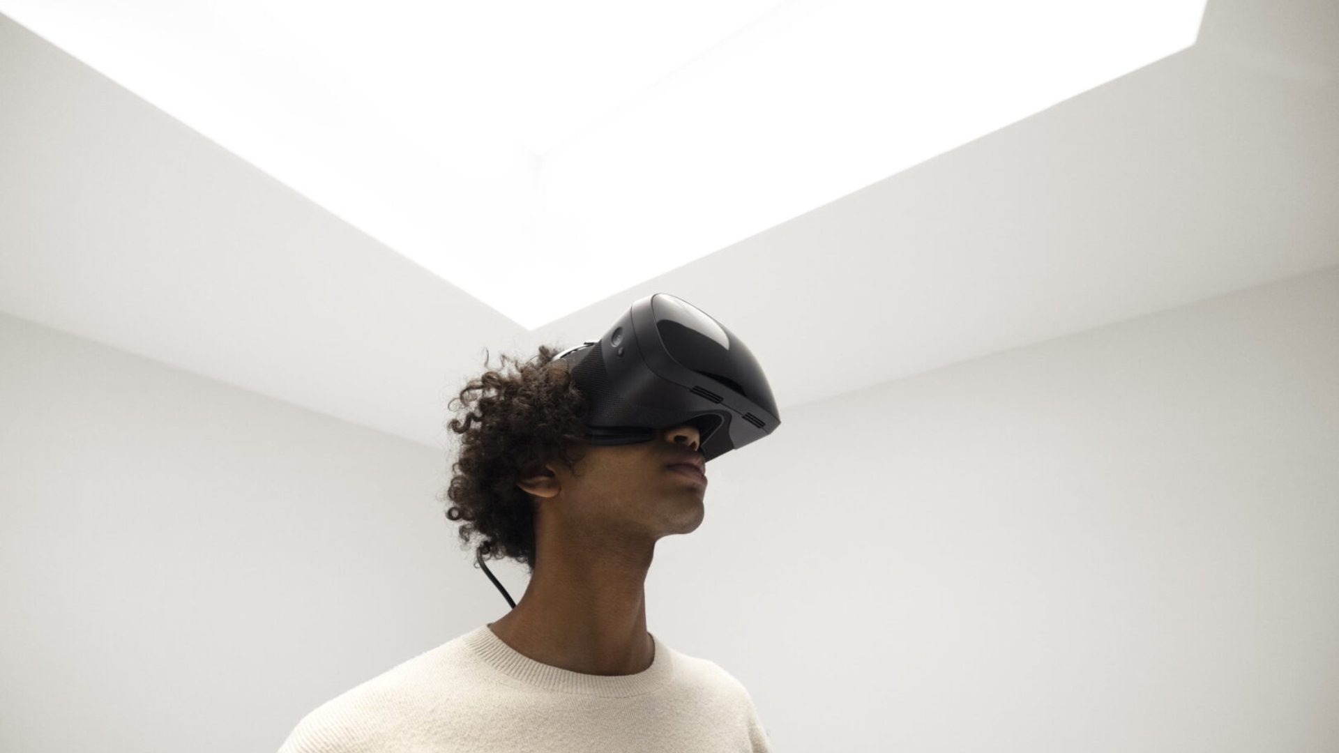 Varjo_Aero_Man_with_VR_Glasses
