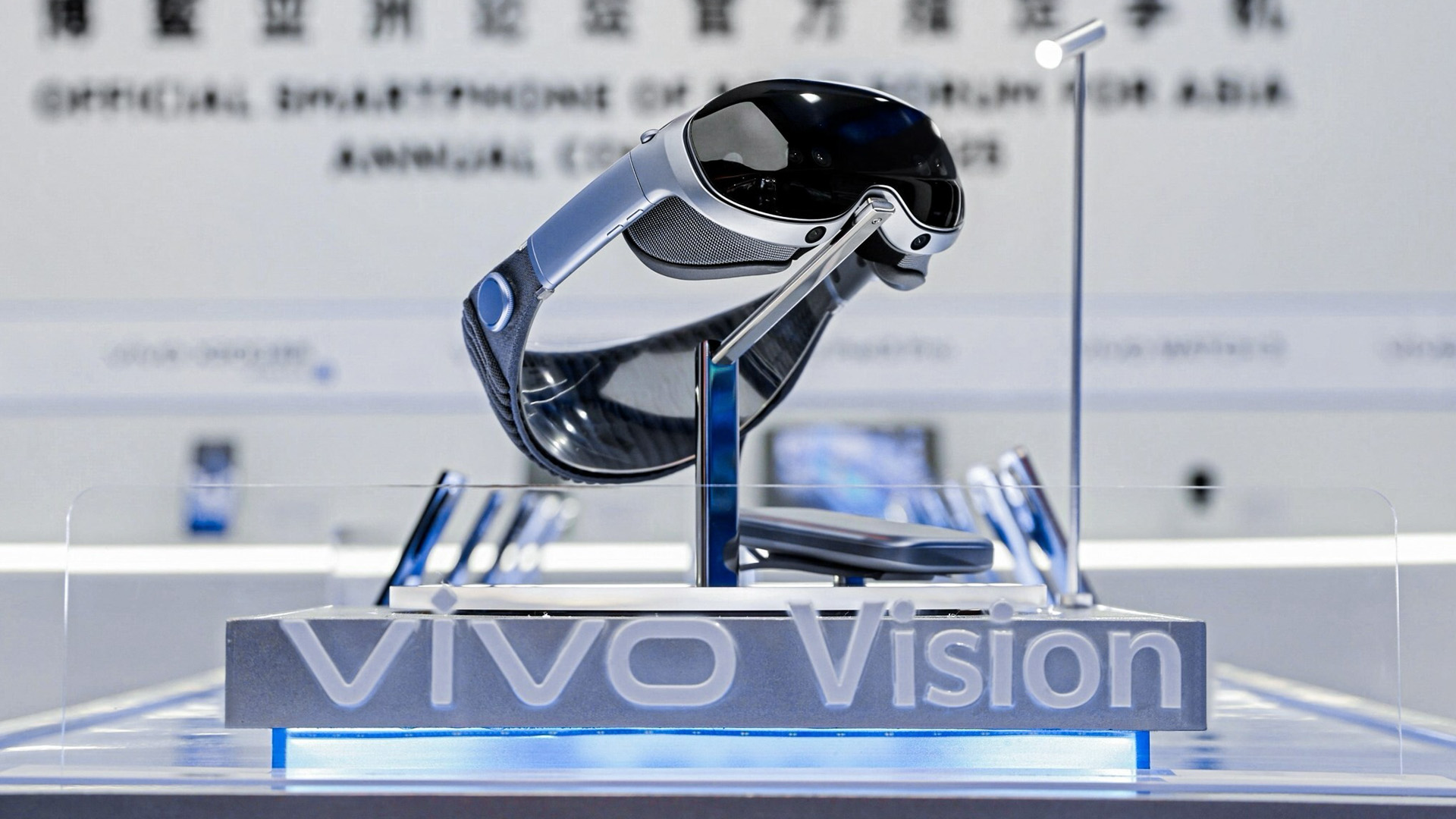 Image of the Vivo Vision, which is strongly reminiscent of the Apple Vision Pro.