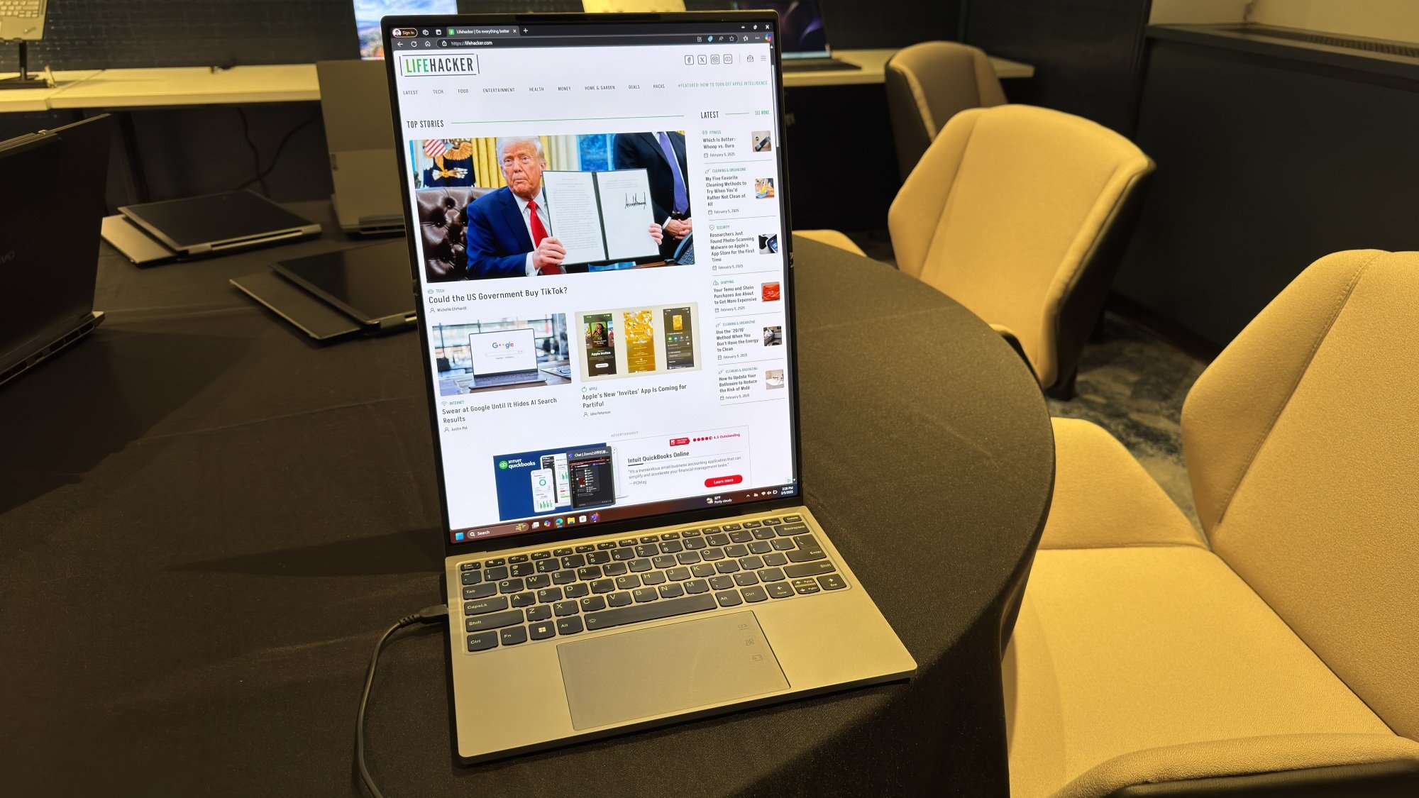 Lenovo ThinkBook Flip AI PC