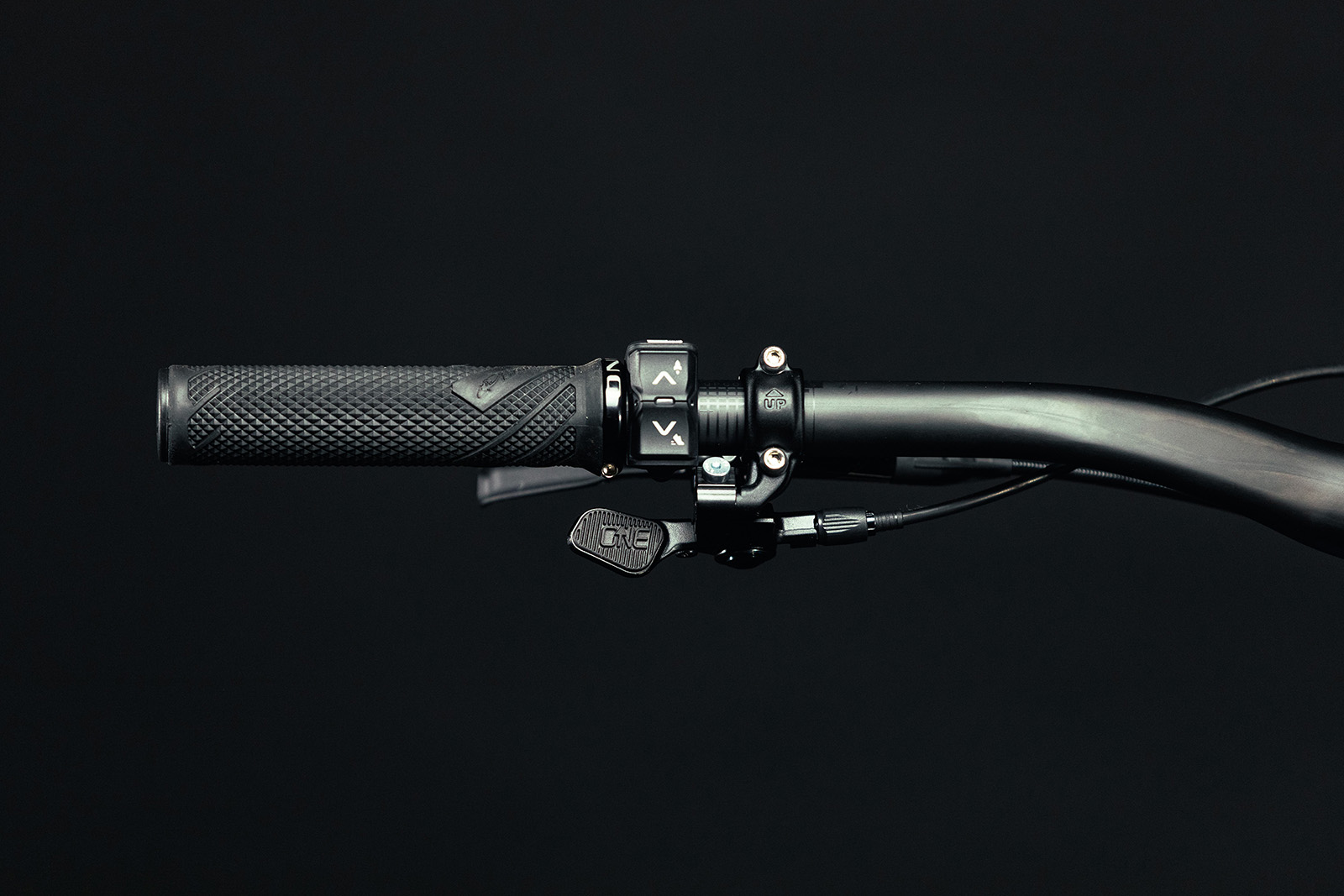 UNNO MITH full suspension mountain eBike has two wireless bar mounted controllers