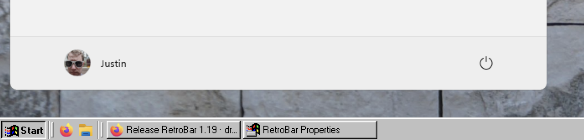 The classic Windows 2000 taskbar shown below the Windows 11 start menu