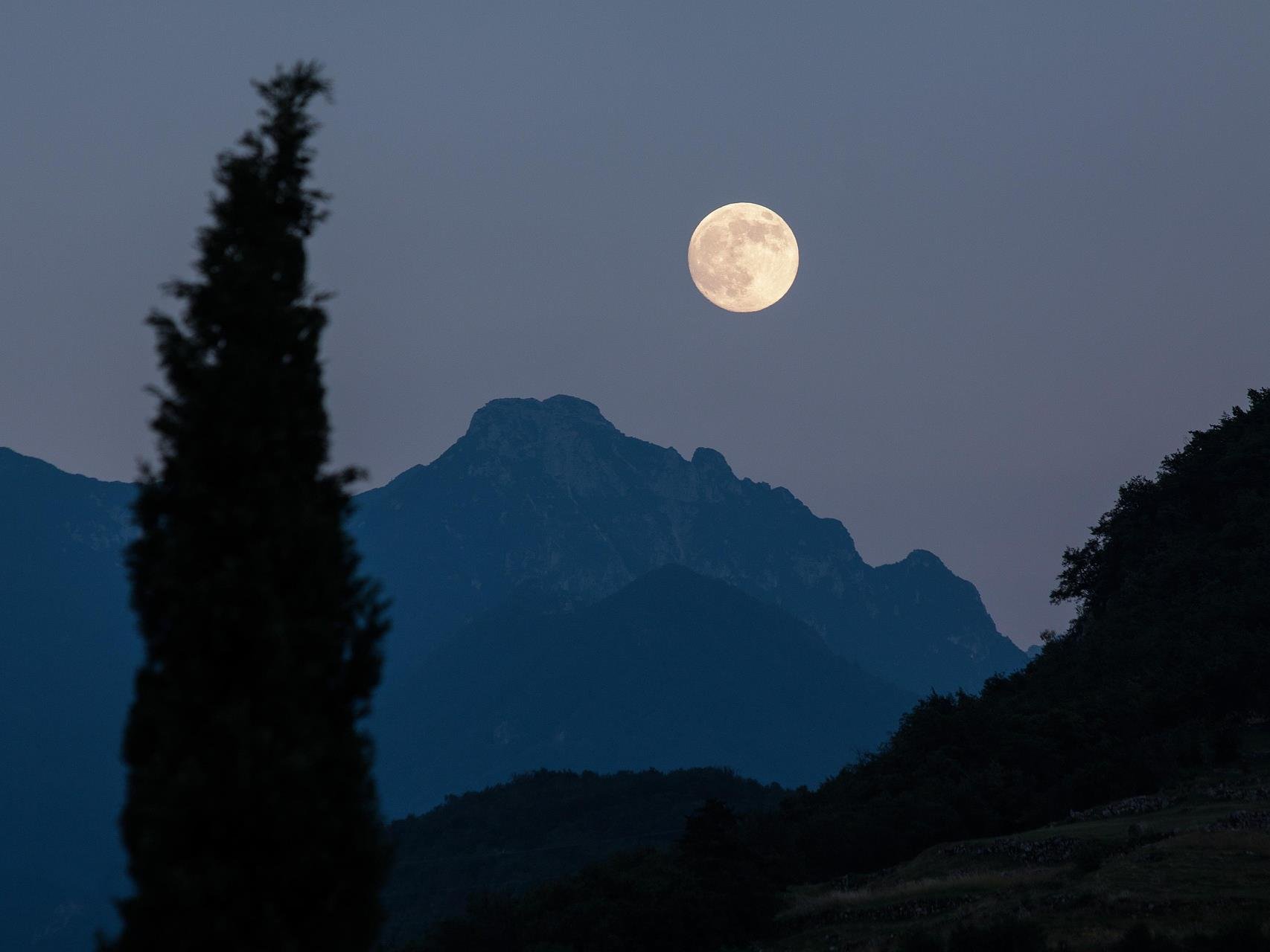 Cosmic Bloom: Don't Miss May's Spectacular Full Flower Moon