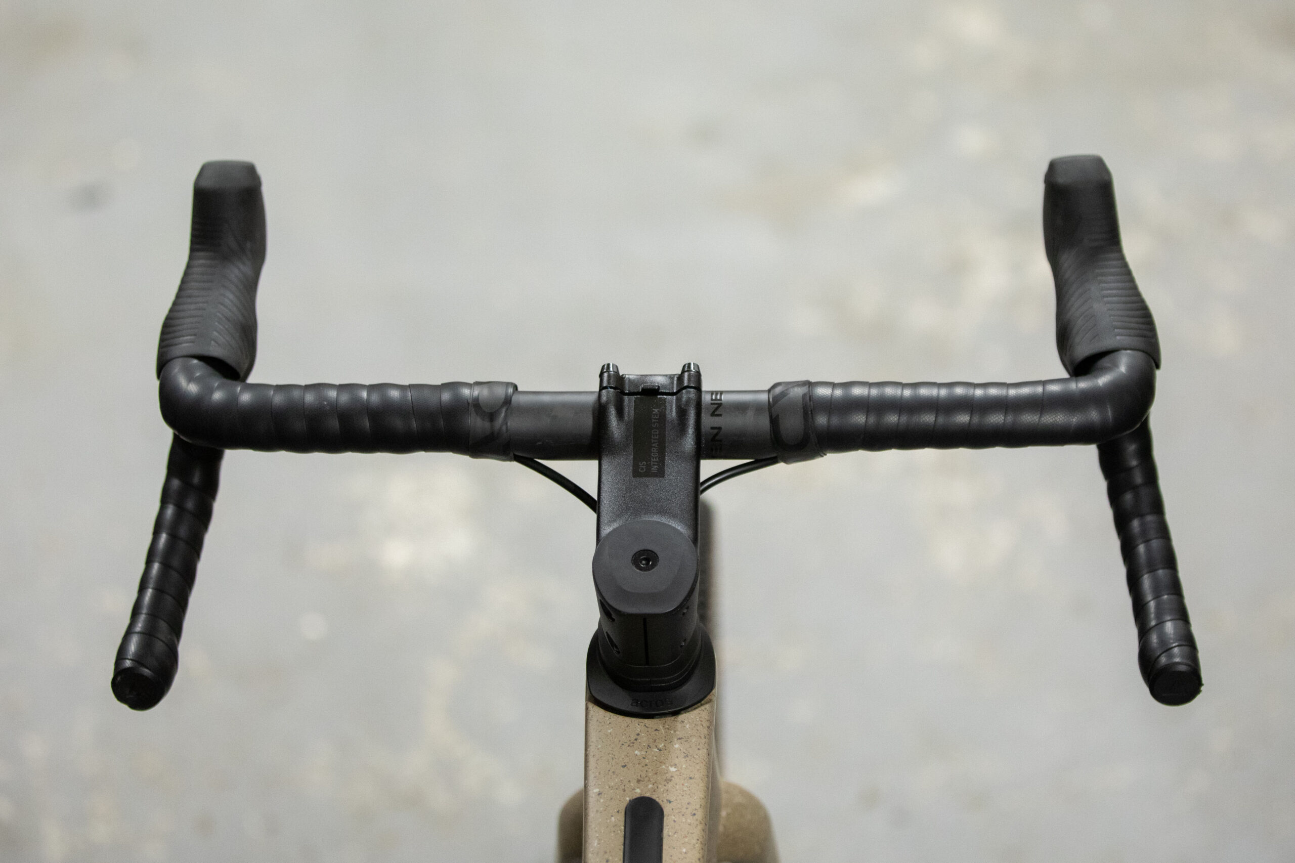 Flared drop handlebar on Cube Nuroad C:62 SLT gravel bike