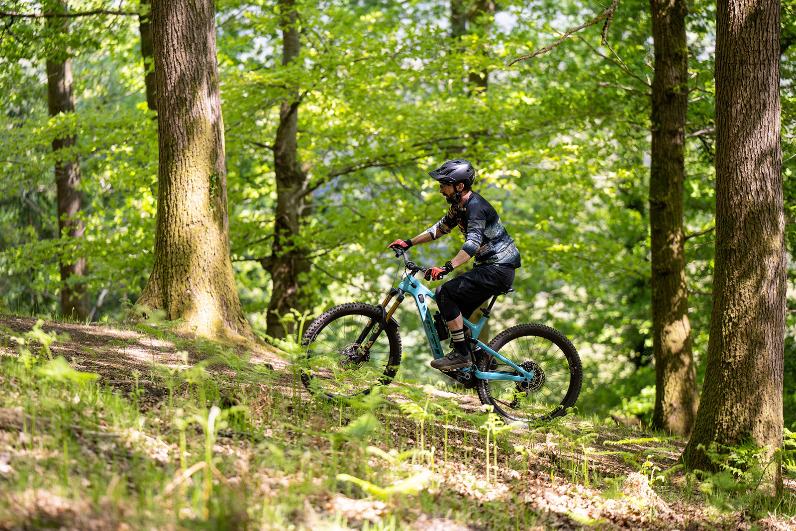 Male rider on the Yeti MTe T3 X0 Transmission full suspension eMTB