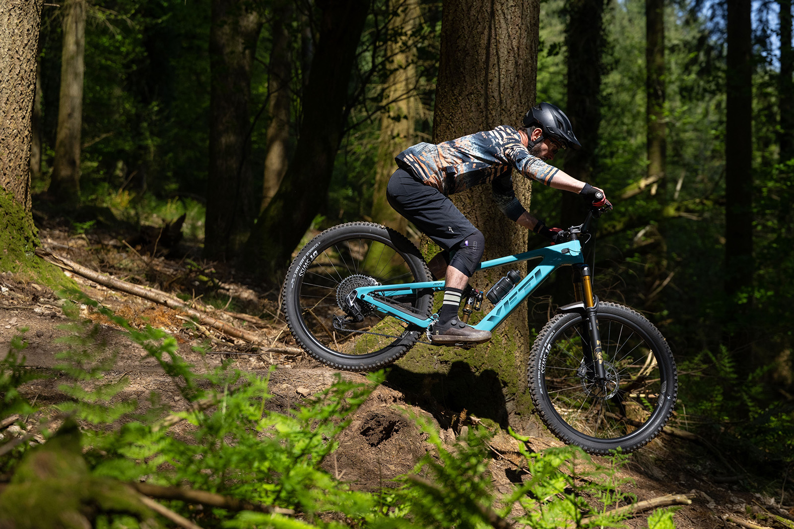 Male rider on the Yeti MTe T3 X0 Transmission full suspension eMTB
