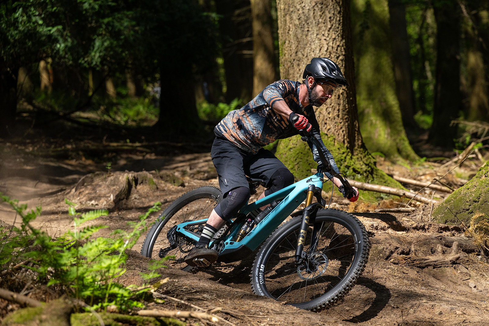 Male rider on the Yeti MTe T3 X0 Transmission full suspension eMTB