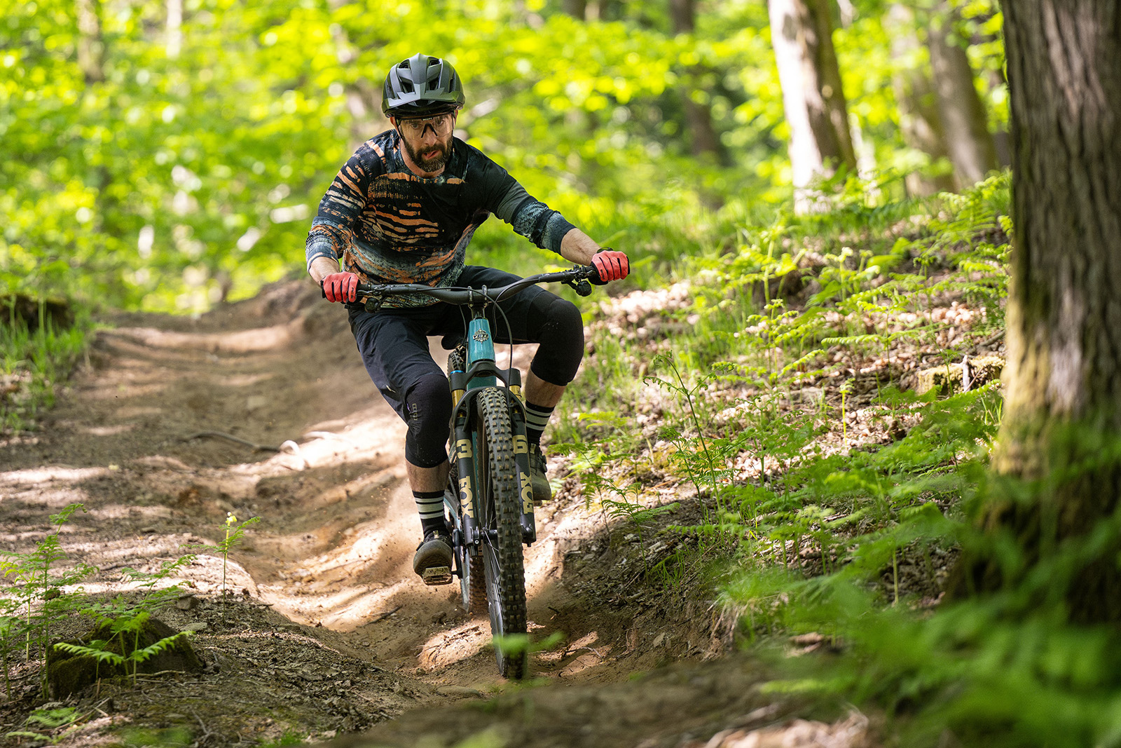 Male rider on the Yeti MTe T3 X0 Transmission full suspension eMTB