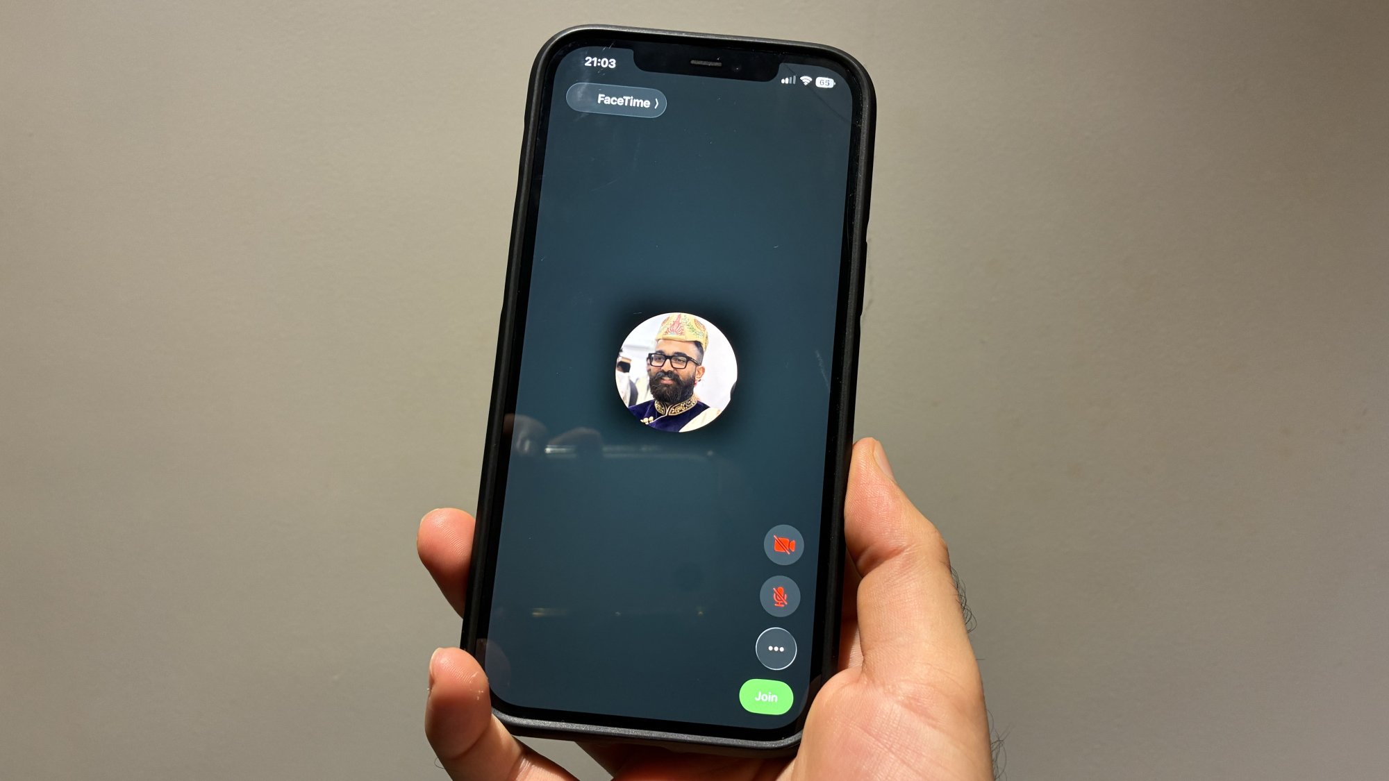 FaceTime's call controls on the right side in iOS 26.