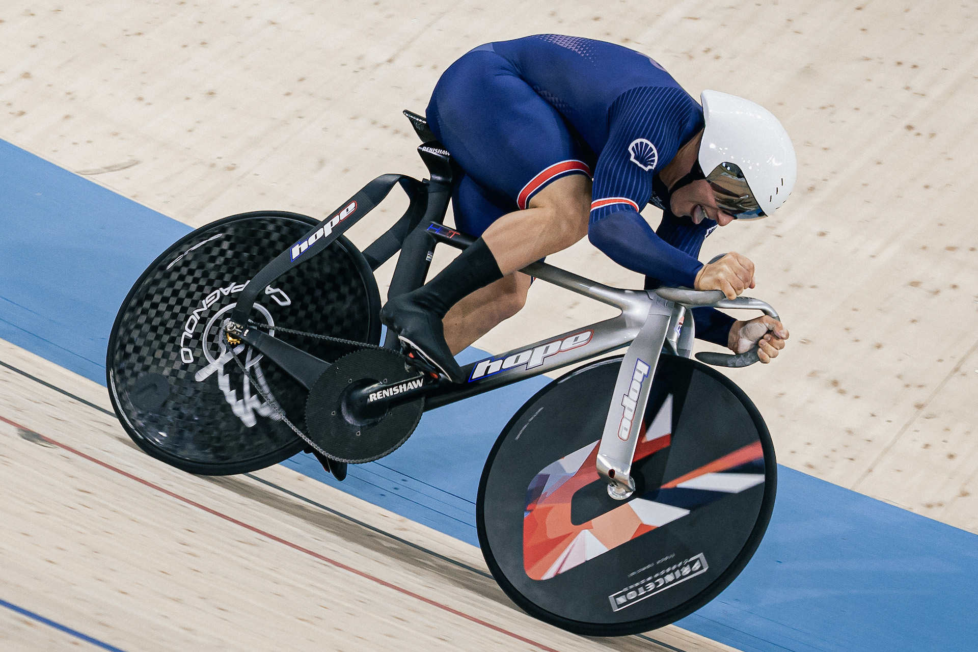 Matthew Richardson racing at the Konya Velodrome, Turkey. 