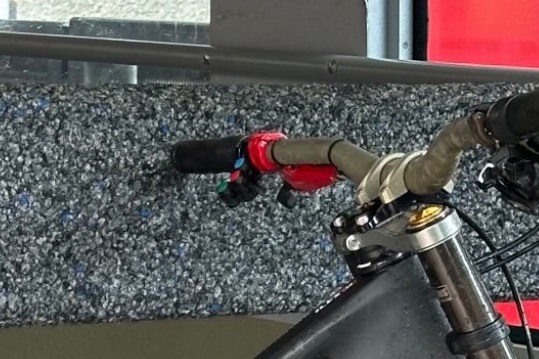 Buttons on unreleased Öhlins rear shock