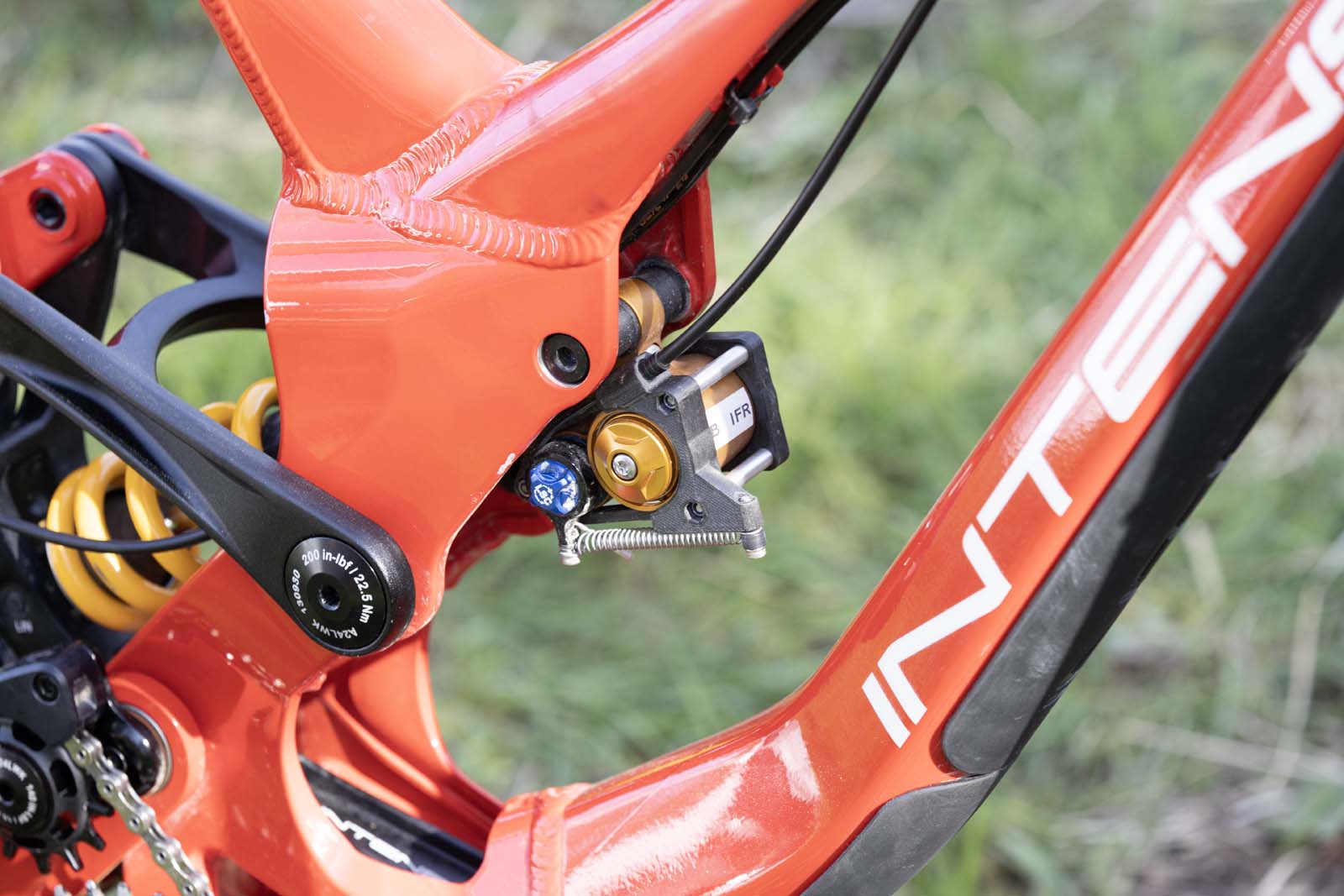 Joe Breeden's Intense M1 with custom rear shock lockout at Fort William