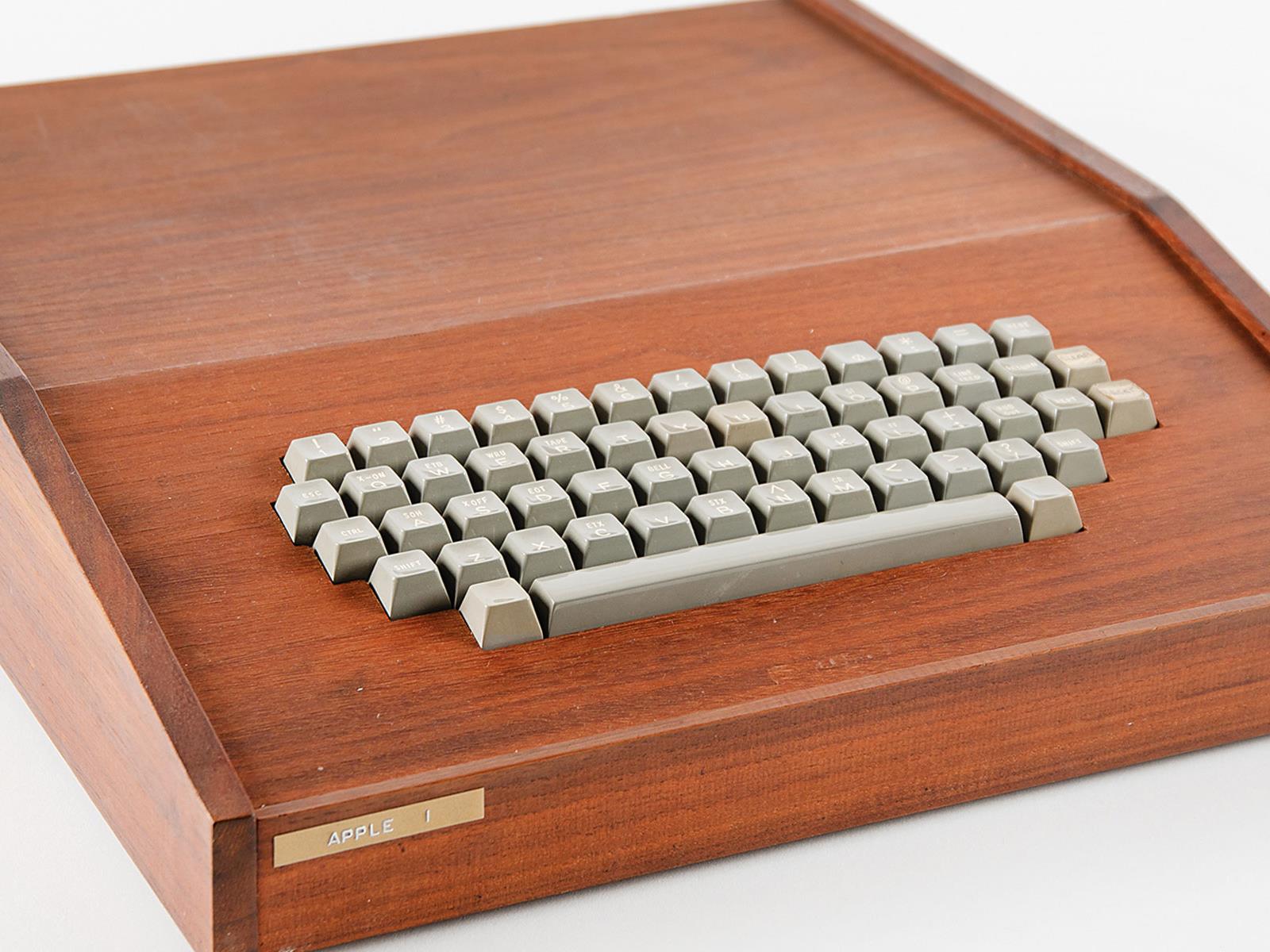 Ultra-Rare Apple-1 In Wooden Byte Shop Case Valued At $300K Is Up For Auction