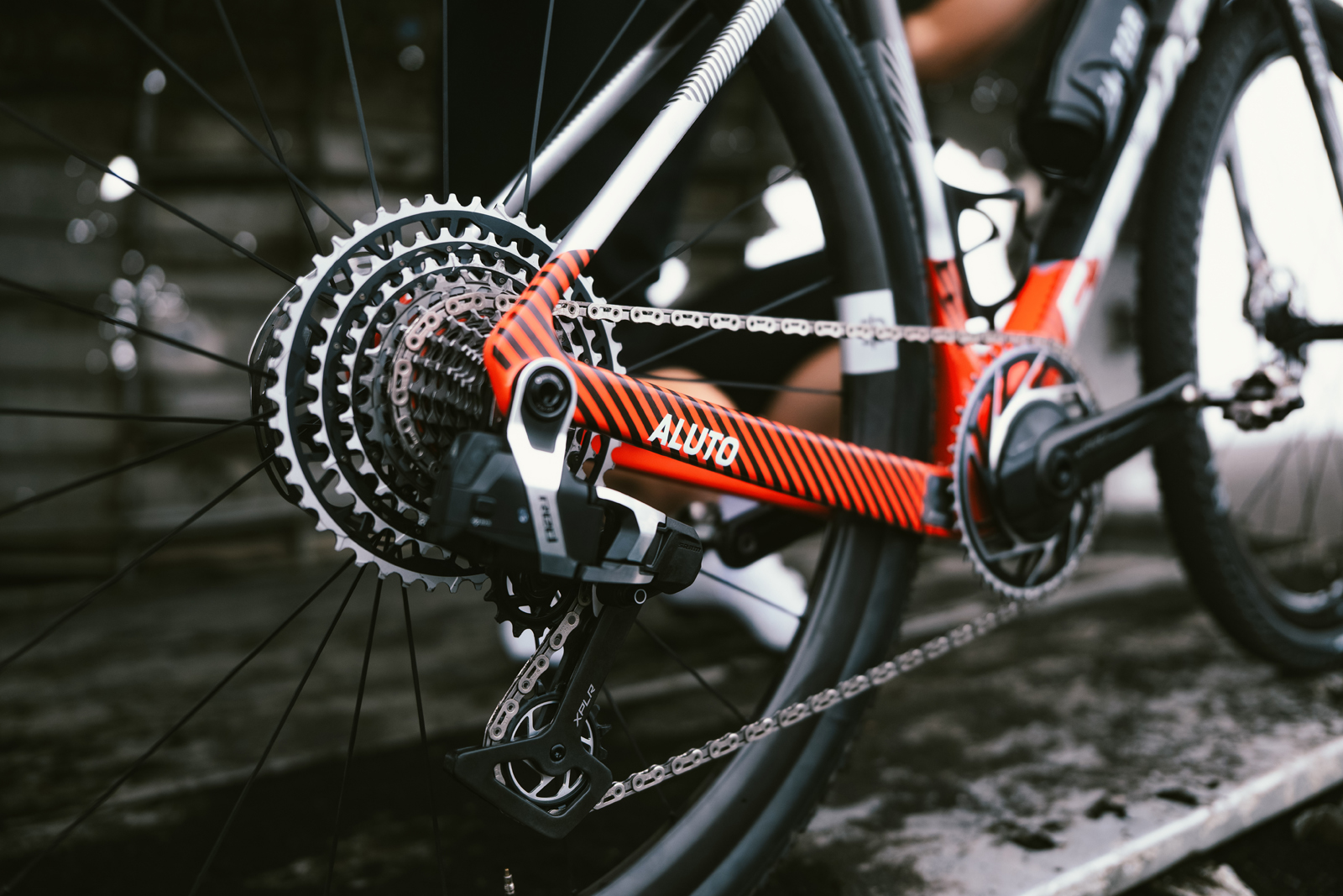 Factor Aluto drivetrain.