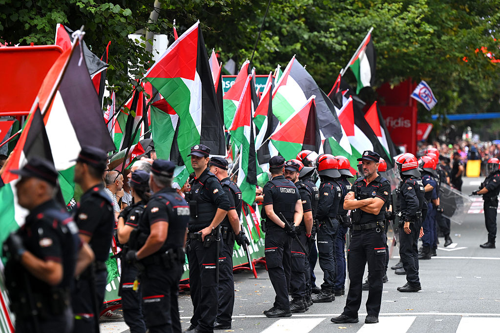 Pro-Palestinian protesters at the finish line watched by the police (Ertzaina) during the La Vuelta.