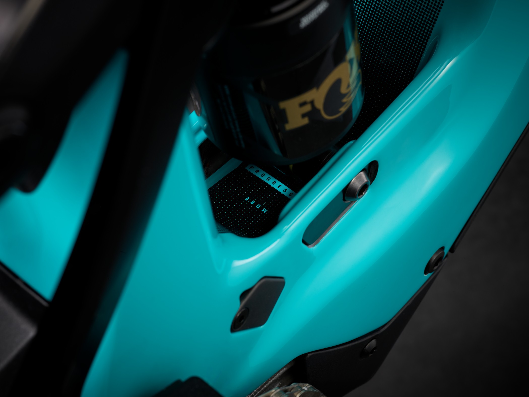 Flip chip at the lower shock mount of the Yeti LTe