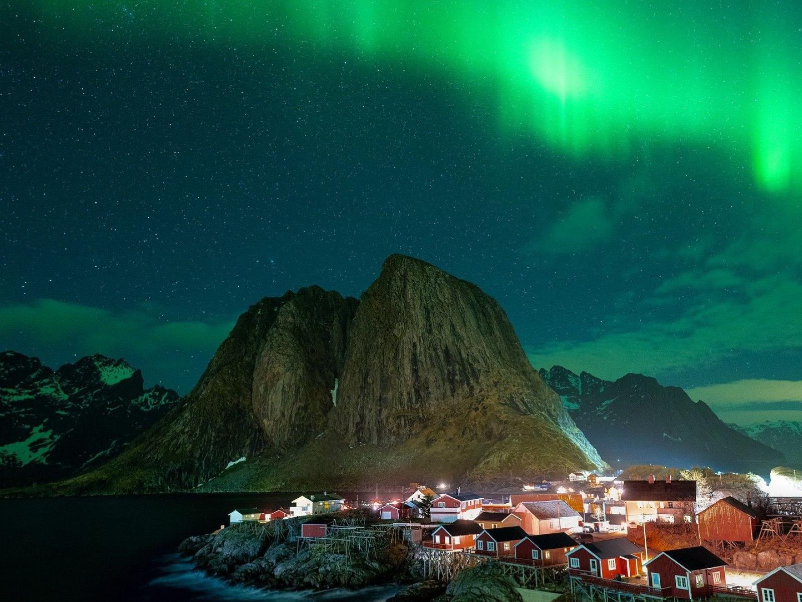 Tonight Is Your Chance To Witness A Spectacular Northern Lights Show