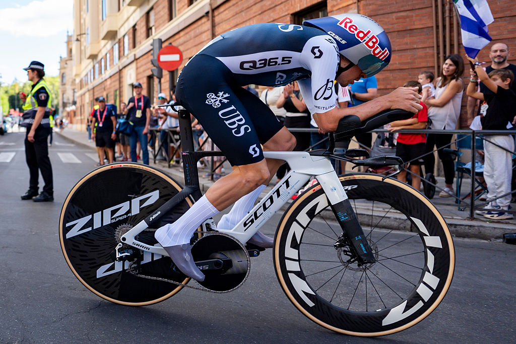 Tom Pidcock riding the time trial at the 2025 Vuelta a Espana