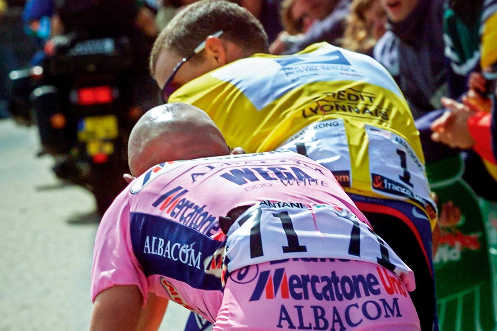 US Lance Armstrong (yellow jersey)looks at Italian Marco Pantani during the 12th stage of the 87th Tour de France