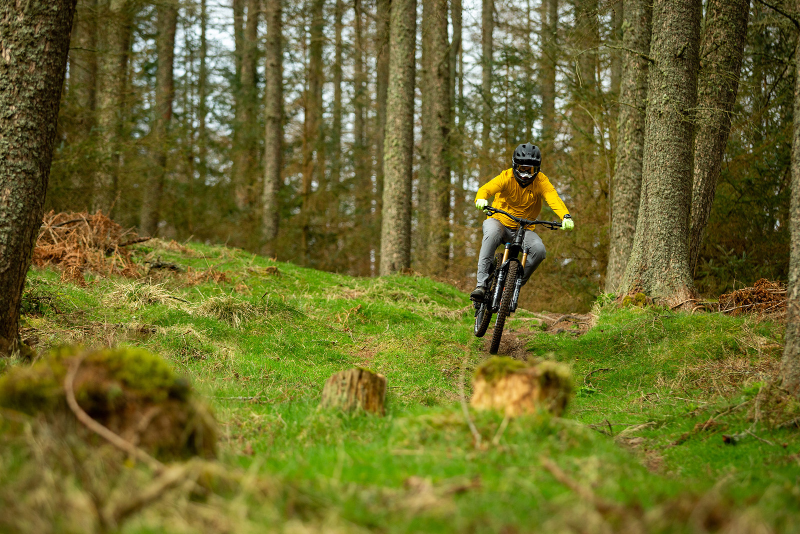 Male rider in yellow top riding the Santa Cruz Bullit X0 AXS RSV full suspension eMTB