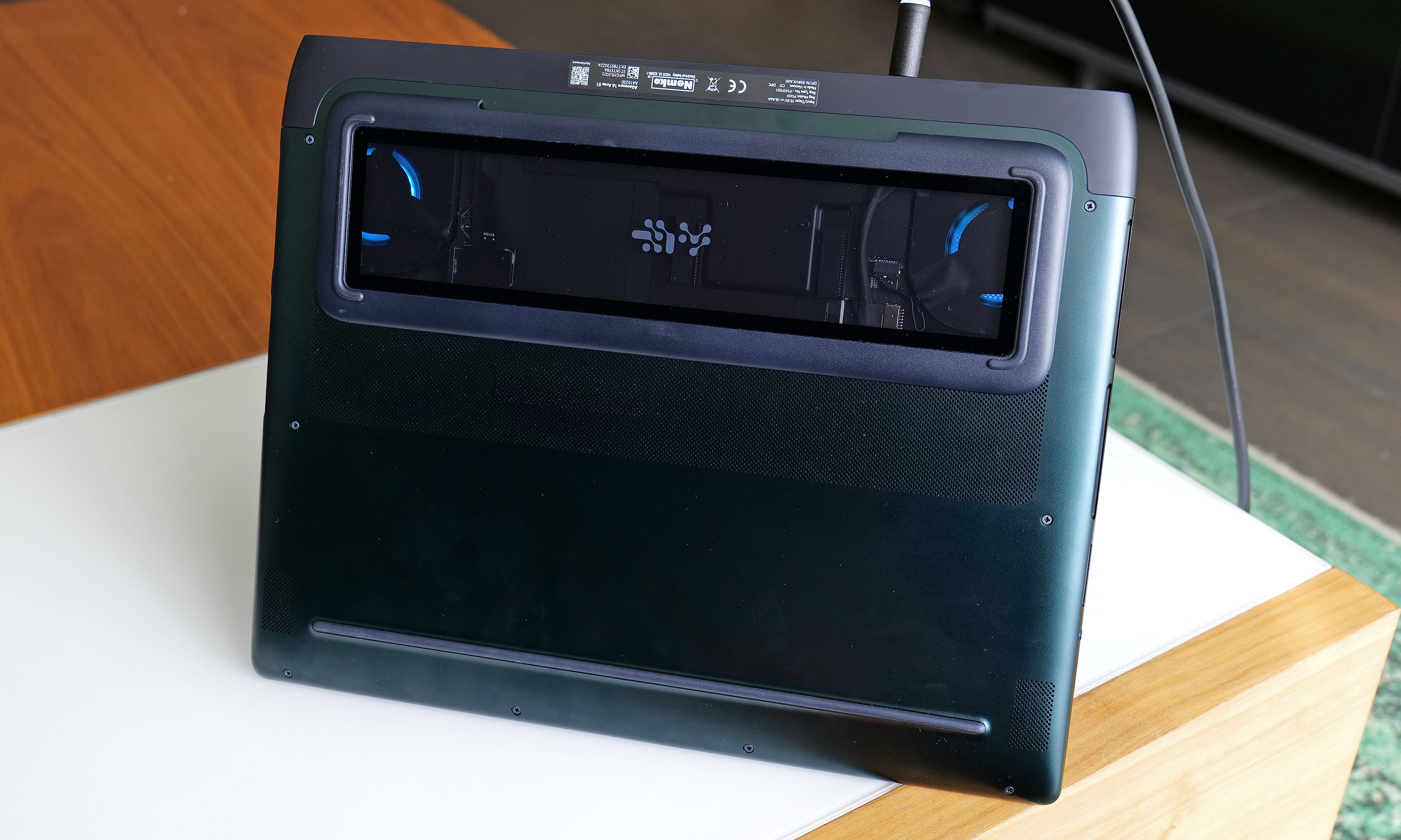 The bottom of the Area-51 laptop is both functional and stylish thanks to its Cryo Chamber, which provides a view at the components inside while also improving heat management.