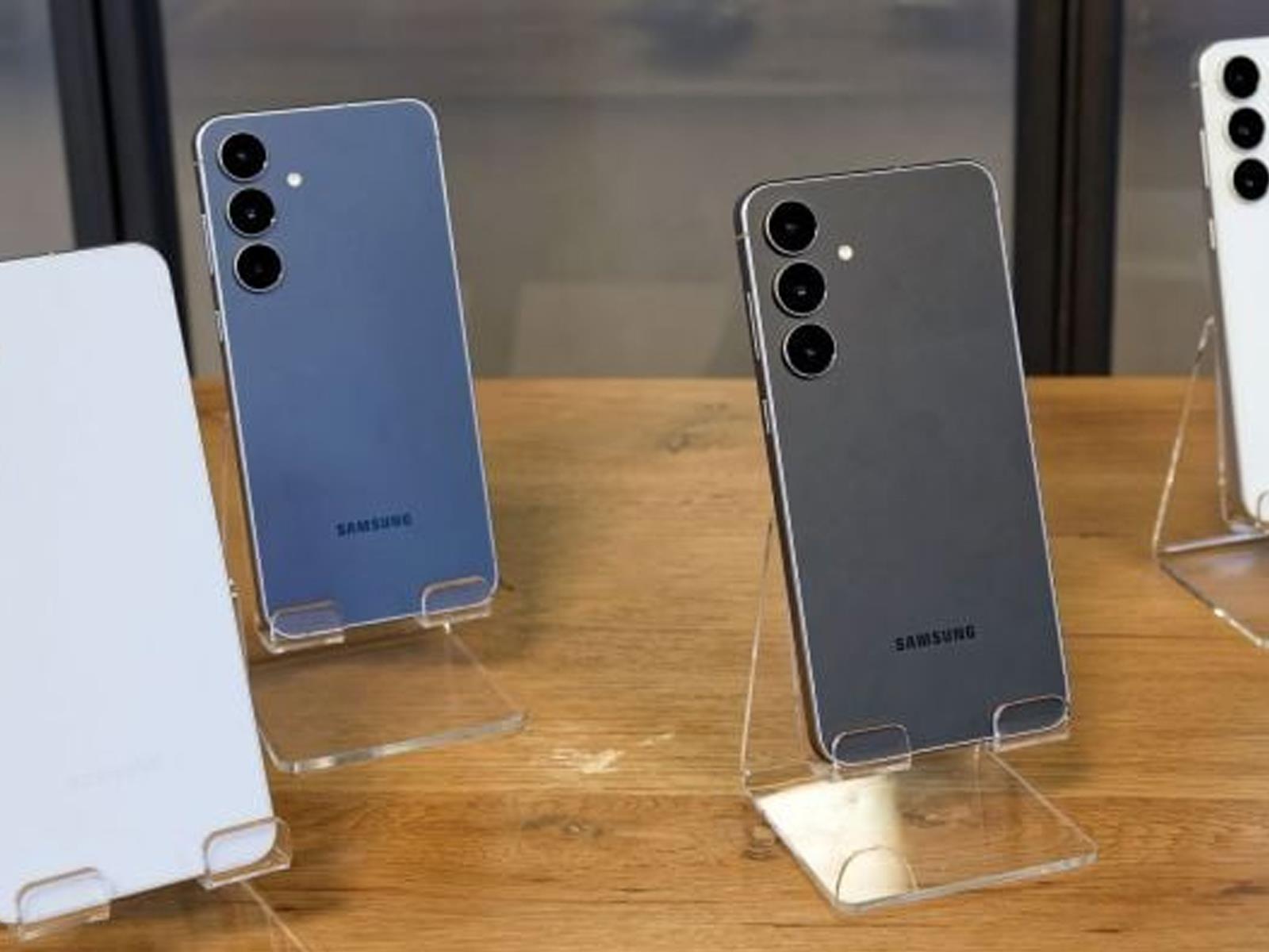 Black Friday Android Sale: Hundreds Off Samsung Galaxy S25 & Pixel 10